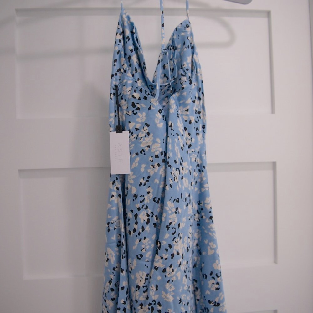 NWT ASTR The Label Blue Floral Print Dress - Picture 3 of 5